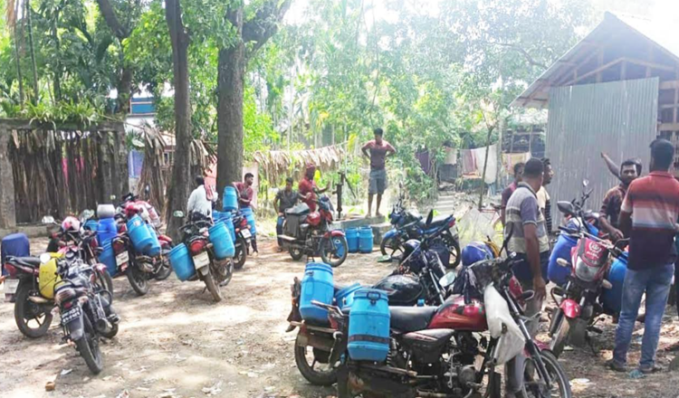 পিরোজপুরে ১০ লাখ চিংড়ি মাছের রেনু পোনা জব্দ