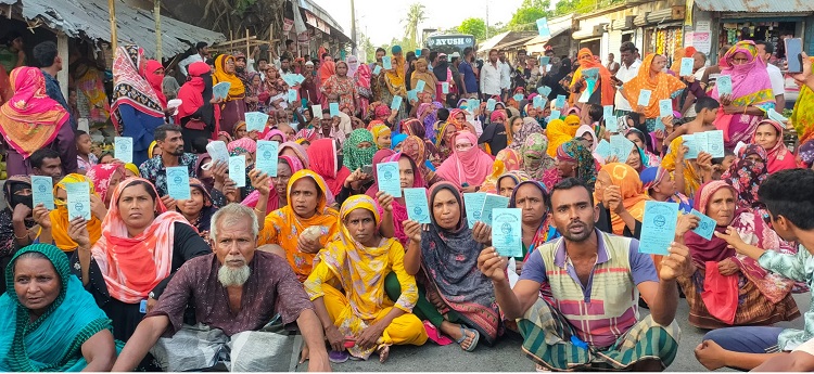 পাইকগাছায় পাওনা টাকা আদায়ের দাবিতে গ্রাহকদের সড়ক অবরোধ 