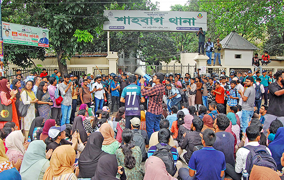 ফের শাহবাগ থানার সামনে শিক্ষার্থীদের অবস্থান