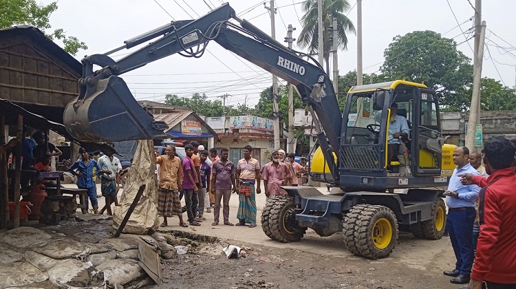 আখাউড়ায় সরকারি ভূমি দখলমুক্ত তিন ব্যবসায়ীকে জরিমানা