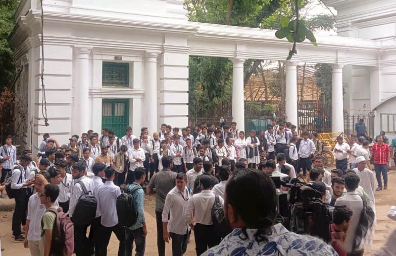 হাইকোর্ট: ভেতরে আপিল শুনানি, বাইরে পলিটেকনিক শিক্ষার্থীদের অবস্থান