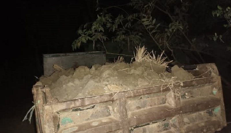 ঈদগাঁওয়ে টপসয়েল কাটার সময় মাটিভর্তি ডাম্পার জব্দ