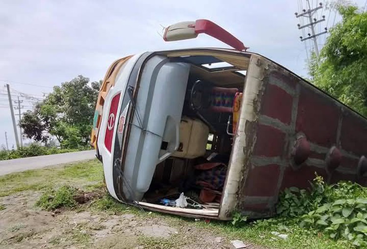 নবীগঞ্জে যাত্রীবাহী বাস খাদে, আহত ২০
