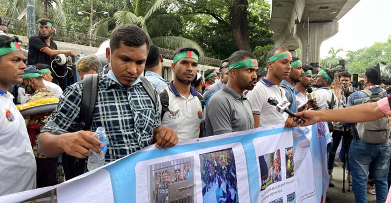 চাকরিচ্যুত সশস্ত্র বাহিনীর সদস্যদের প্রেস ক্লাবে অবস্থান 