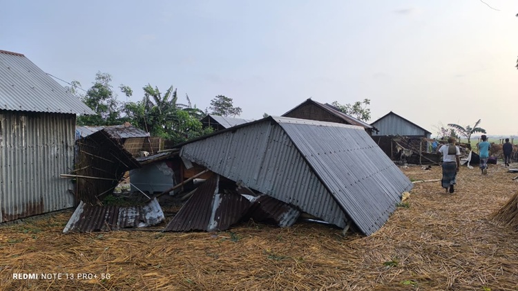 ইসলামপুরে কালবৈশাখী ঝড়ে ৩ শতাধিক বাড়িঘরের ব্যাপক ক্ষতি