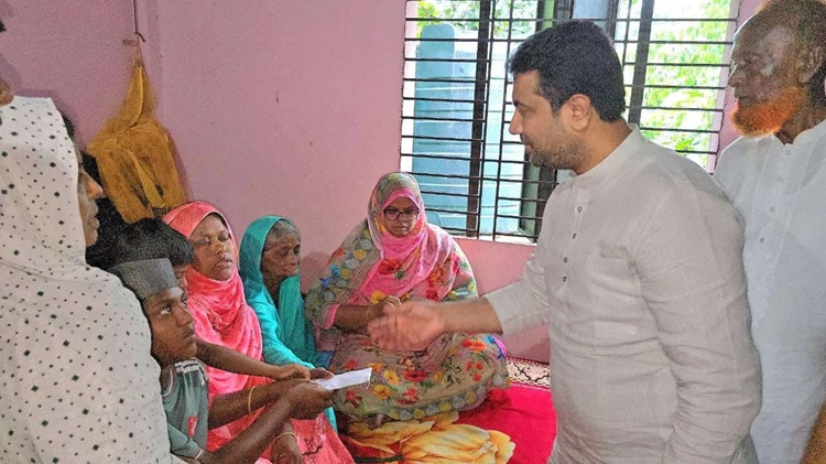 বজ্রপাতে মারা যাওয়া মোকাররমের পরিবারের পাশে বিএনপি নেতা আজাদ