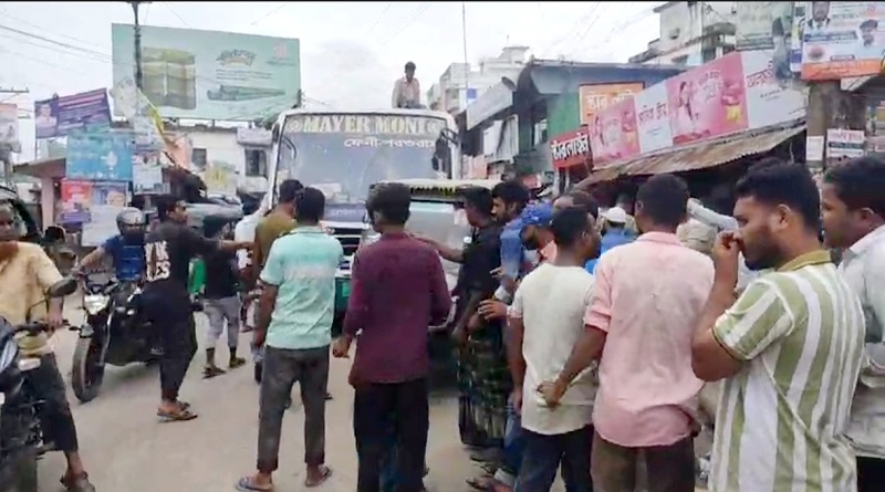 ফুলগাজীতে ভাড়া বৃদ্ধির দাবিতে অটোচালকদের সড়ক অবরোধ