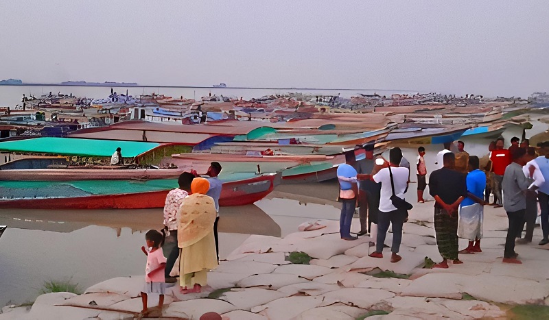 পদ্মার ঘাটে নৌযান নোঙর করা নিয়ে বিড়ম্বনা