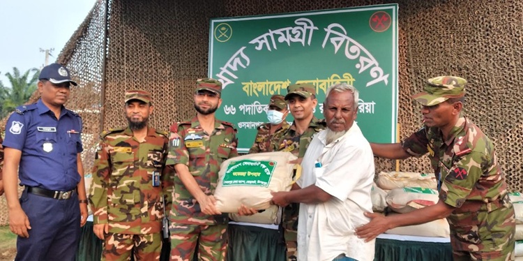 দিনাজপুরে সেনাবাহিনীর উদ্যোগে বিনামূল্যে চিকিৎসা সেবা খাদ্য সামগ্রী বিতরণ