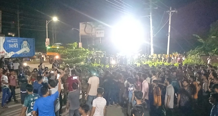 শাবি শিক্ষককে হেনস্তার প্রতিবাদে মধ্যরাতে সড়ক অবরোধ
