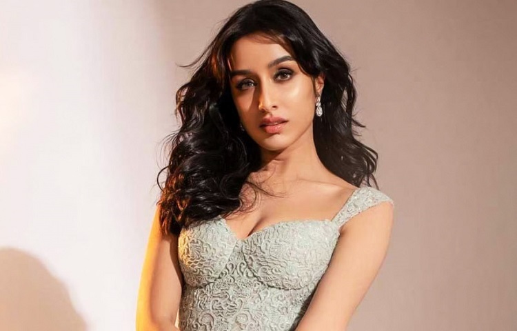 সরে দাঁড়ালেন শ্রদ্ধা কাপুর