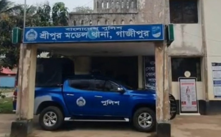 ঘরে ঝুলেছিল গৃহবধূর লাশ, পাশেই কাঁদতেছিল শিশু সন্তান! 