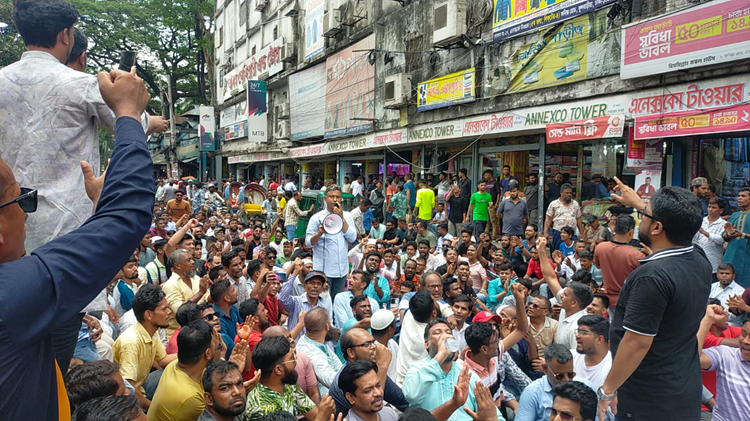 ইশরাককে মেয়রের দায়িত্ব বুঝিয়ে দেওয়ার দাবিতে উত্তাল নগর ভবন এলাকা