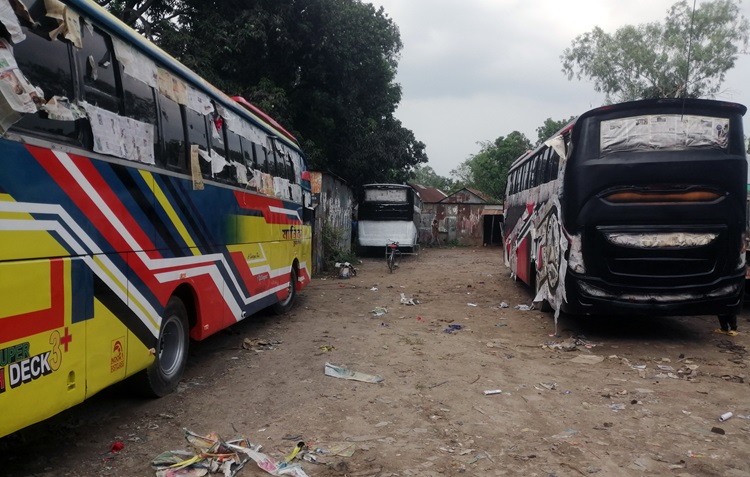 টাঙ্গাইলে ঈদকে সামনে রেখে ফিটনেসবিহীন বাসে সাজ-সজ্জার ধুম