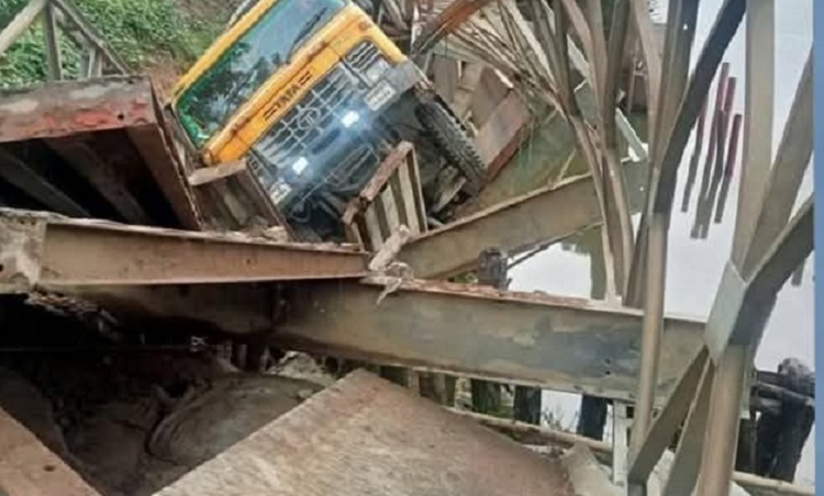 বিশ্বম্ভরপুরে ব্রিজ ভেঙ্গে যাতায়াত বিচ্ছিন্ন একাধিক উপজেলা    