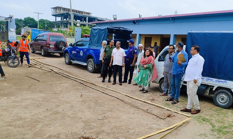 মোহনপুরে হিমাগারে বাঁশের বেড়া অপসারণ করলো প্রশাসন