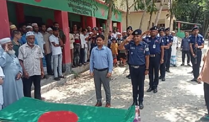 উজিরপুরে বীর মুক্তিযোদ্ধা আকনের রাষ্ট্রীয় মর্যাদায় দাফন