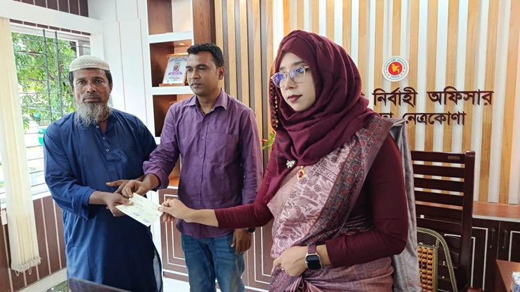 কলমাকান্দায় বজ্রপাতে নিহত পরিবারের মাঝে চেক বিতরণ