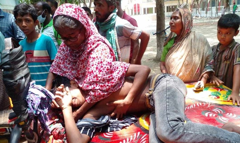 পাবনায় স্কুলে এসে হঠাৎ অসুস্থ শিক্ষার্থীসহ অর্ধশত
