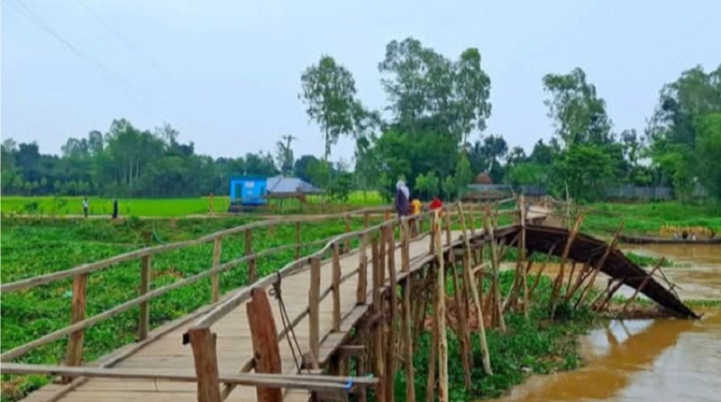 রৌমারীতে পাহাড়ি ঢলে সাঁকো ভেঙে যোগাযোগ বিচ্ছিন্ন