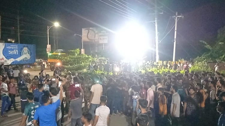 শাবি শিক্ষককে হেনস্তার প্রতিবাদে সড়ক অবরোধ,  শিক্ষার্থীদের উপর সেনাবাহিনীর লাঠিচার্জ
