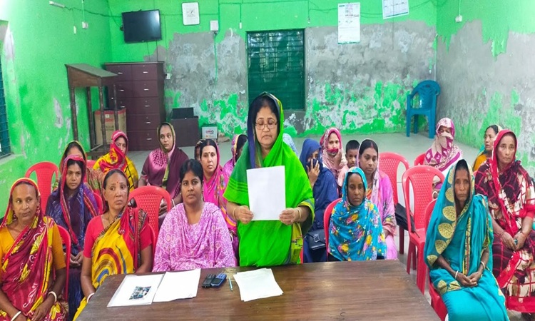 পাইকগাছায় সাবেক নারী কাউন্সিলরের সংবাদ সম্মেলন 
