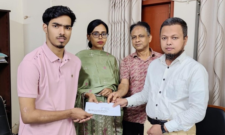 চট্টগ্রামে সড়ক দুর্ঘটনায় ক্ষতিগ্রস্ত পরিবারকে অর্থ সহায়তা প্রদান