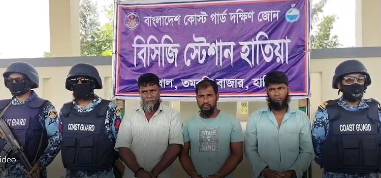 হাতিয়ায় অস্ত্র ও গুলিসহ ৩ ডাকাত আটক