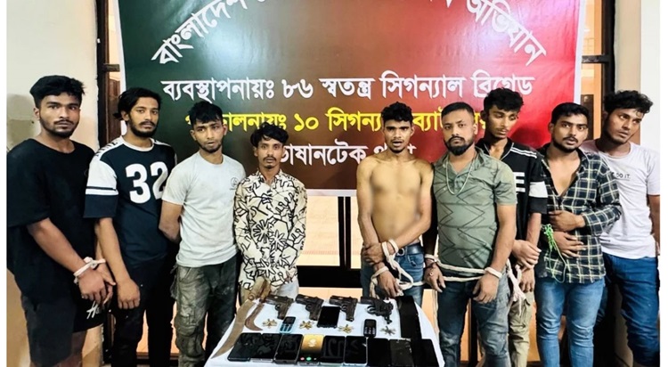 সেনাবাহিনীর অভিযানে ‘হিটলু বাবু গ্যাংয়ের’ প্রধানসহ গ্রেপ্তার ১০