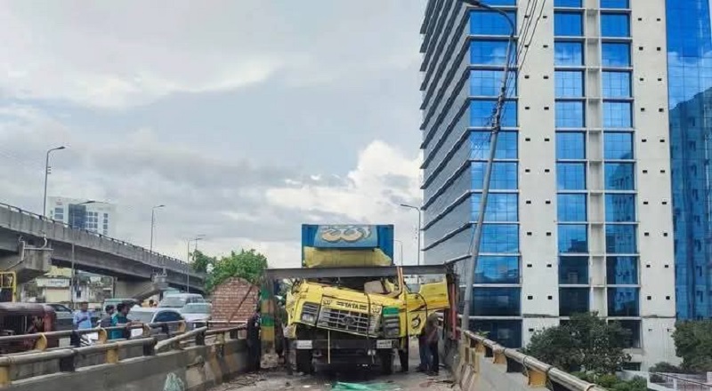 ফ্লাইওভারের উচ্চতা প্রতিবন্ধকের সঙ্গে কাভার্ডভ্যানের ধাক্কা