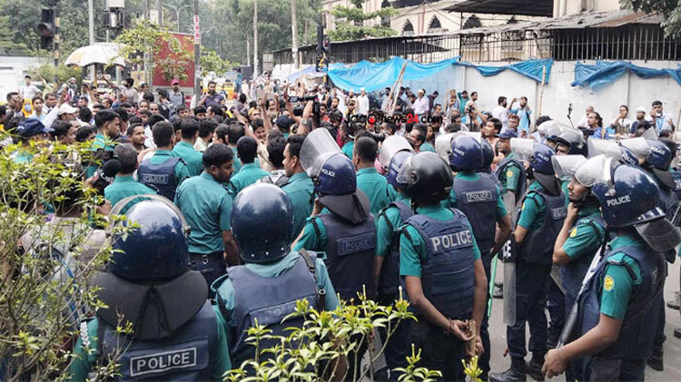 মার্চ টু যমুনা: পুলিশি বাধায় কাকরাইল মোড়ে পোশাকশ্রমিকরা