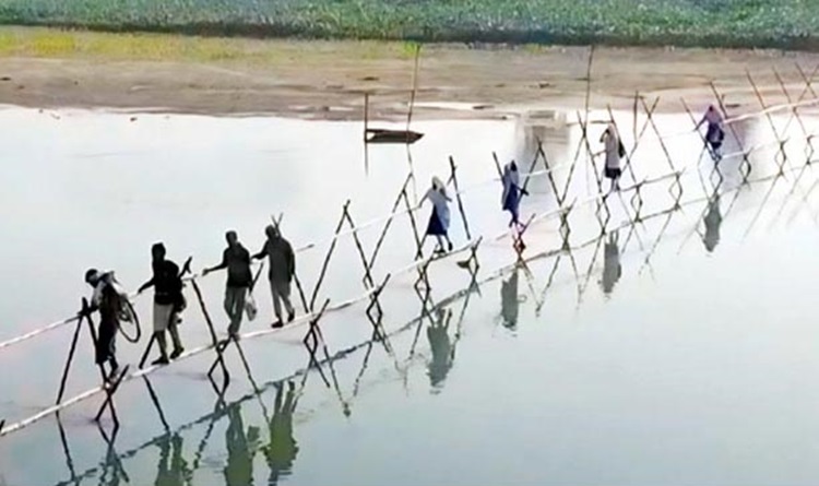 গাইবান্ধায় ৫টি গ্রামের মানুষের ভরসা বাঁশের সাঁকো