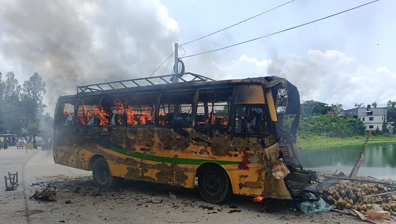 গোপালগঞ্জে ঘাতক বাস পোড়ালো বিক্ষুব্ধ জনতা