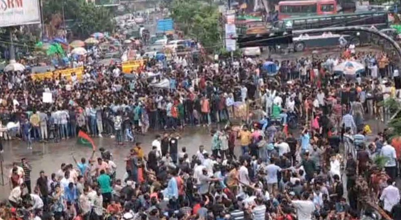 শাহবাগে ছাত্রদলের অবরোধ: যান চলাচল বন্ধ, দুর্ভোগ বাড়াল বৃষ্টি