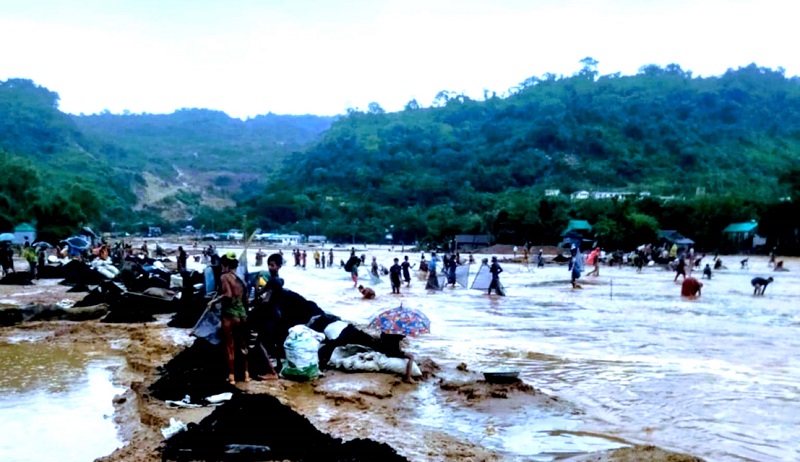 পাহাড়ি ঢলে ভেসে আসা কয়লা কুড়াতে হিড়িক