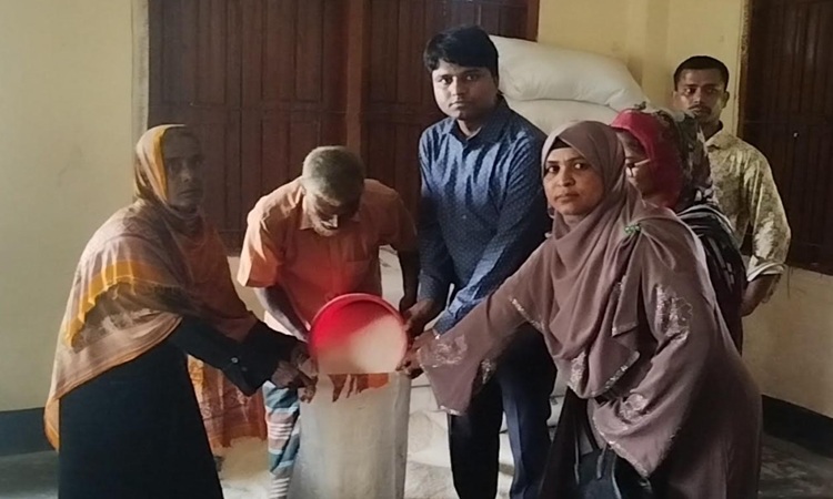 নরসিংদীর বেলাবোতে ভিজিএফ কার্ডের চাল বিতরণ
