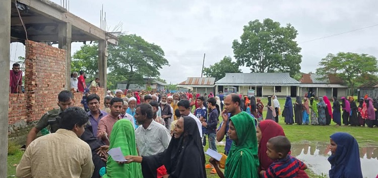 তারাকান্দায় ব্যাতিক্রমী উদ্যোগে  ইউএনও'র ভিজিএফ কার্ড বিতরণ