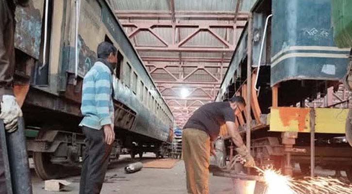 সৈয়দপুরে রেল কারখানায় ঈদযাত্রার ১৪০ কোচ মেরামত