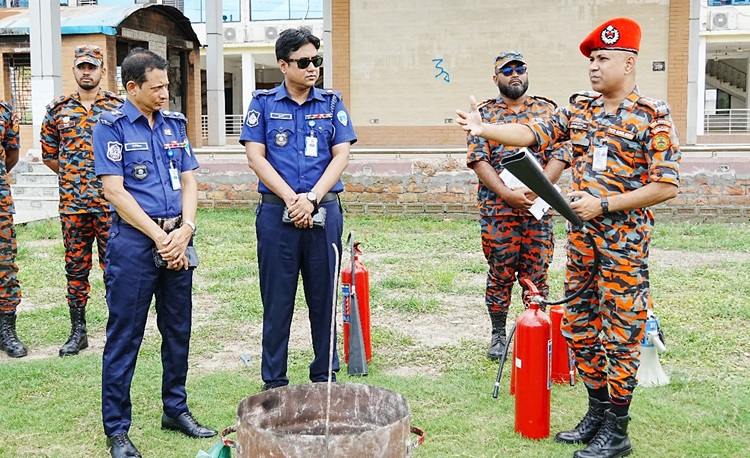 কুমিল্লায় পুলিশের অগ্নিনির্বাপণ মহড়া