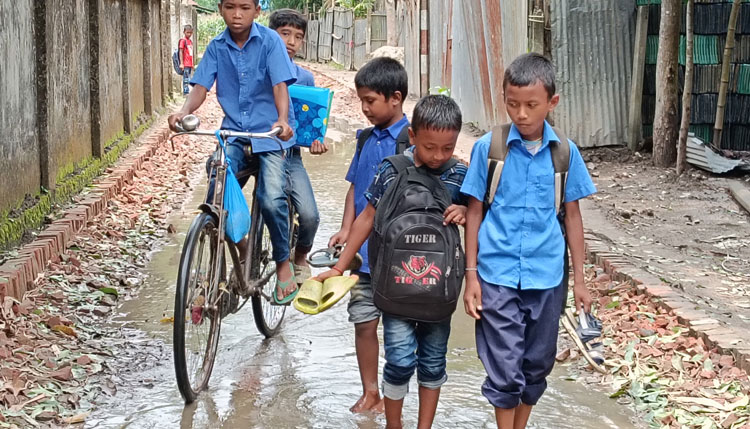 পঞ্চগড়ে নির্মাণাধীন রাস্তা নিয়ে চরম ভোগান্তিতে মানুষ