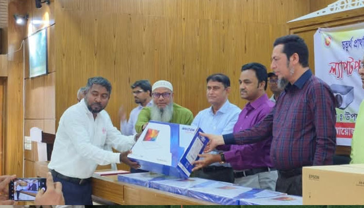 মান্দায় সরকারি প্রাথমিক বিদ্যালয়ে প্রযুক্তি সামগ্রী বিতরণ