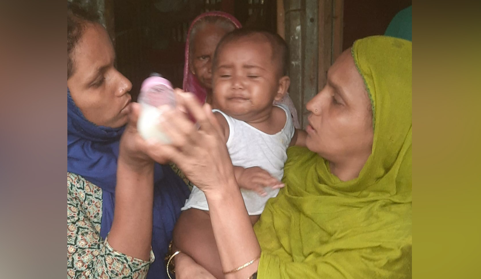 বিছানায় পড়েছিল মায়ের লাশ, পাশে কাঁদছিল শিশুটি