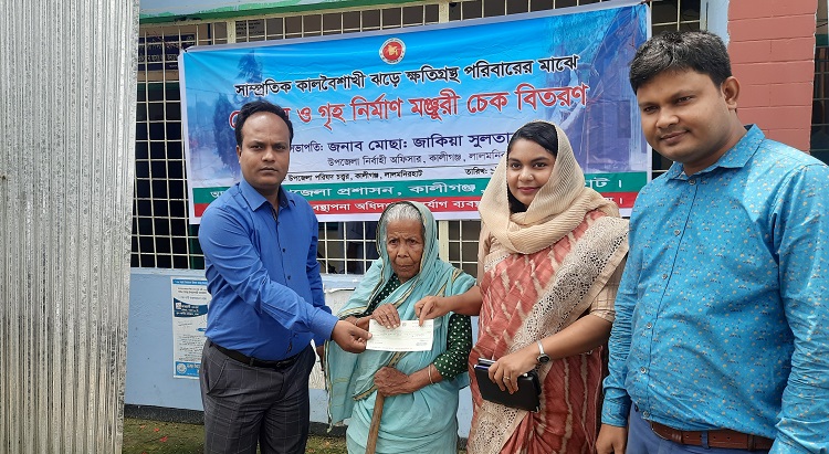 কালীগঞ্জে ঝড়ে ক্ষতিগ্রস্ত ২১ পরিবার পেল সরকারি সহায়তা