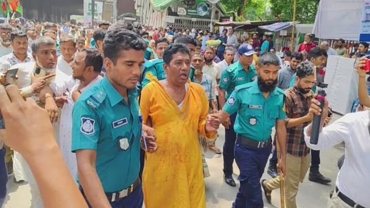 সচিবালয় অভিমুখে লংমার্চ থেকে শিক্ষক নেতা গ্রেপ্তার