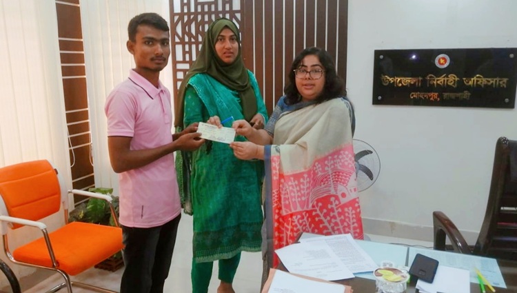 মোহনপুরে আর্থিক অনুদানের চেক বিতরণ