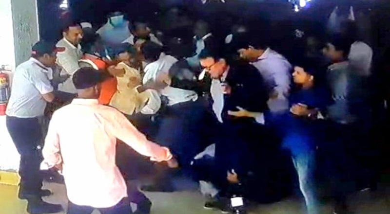 অটোপাসের দাবিতে জাতীয় বিশ্ববিদ্যালয়ের উপাচার্যের ওপর হামলা