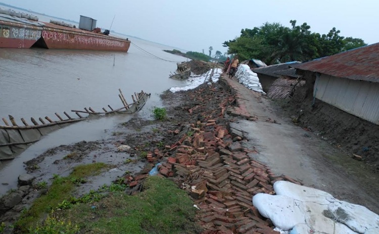 ঘূর্ণিঝড় আতঙ্কে  ঝুঁকিপূর্ণ বেড়িবাঁধ নিয়ে উৎকণ্ঠা বাড়ছে উপকূলীয় পাইকগাছা বাসীর 