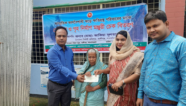 কালীগঞ্জে ঝড়ে ক্ষতিগ্রস্ত ২৪ পরিবার পেল সরকারি সহায়তা