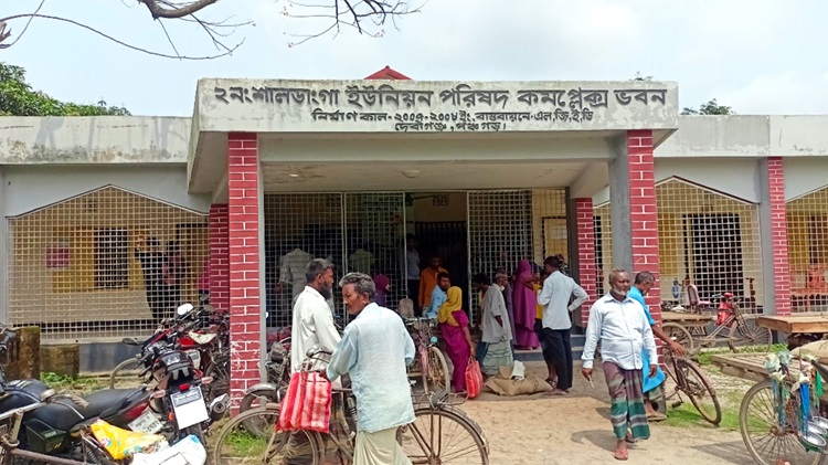 দেবীগঞ্জে টাকা ছাড়া মেলে না ভিডব্লিউবির চাল