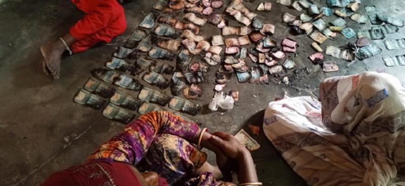 সর্বস্ব হারিয়ে রাত কাটছে খোলা আকাশের নিচে